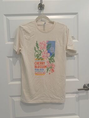 NWOT Cherry Blossom DC Running T Shirt 10 Mile 5 K Marathon 2026 Cream - Sz S